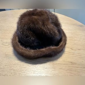 Elegant vintage Maison's brown genuine fur hat, Sz 7